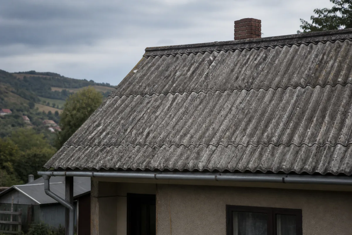 Zvetraná eternitová strecha na staršom rodinnom dome