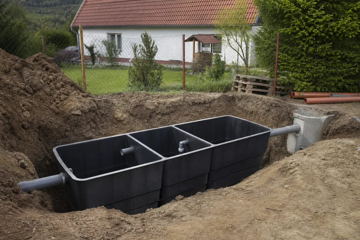 Inštalácia viackomorového septiku s prítokom a odtokom vo výkope