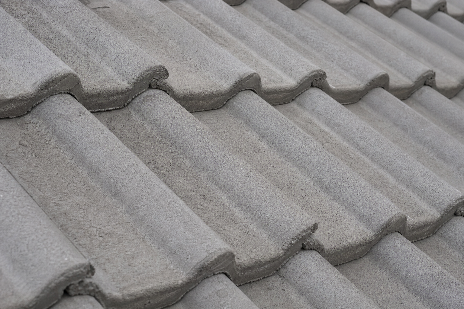 Betónová škridla — detail strešnej krytiny