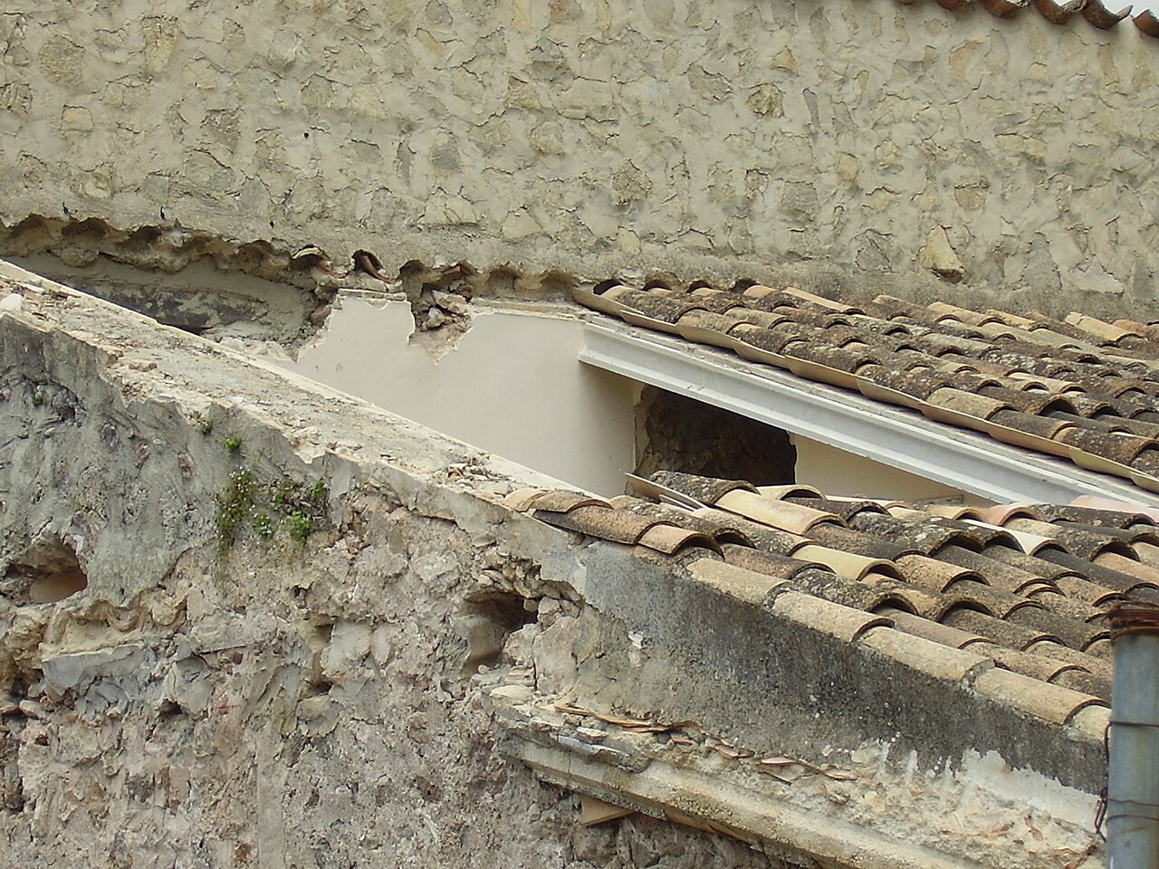 Keramická škridla — reálna fotografia detailu strechy