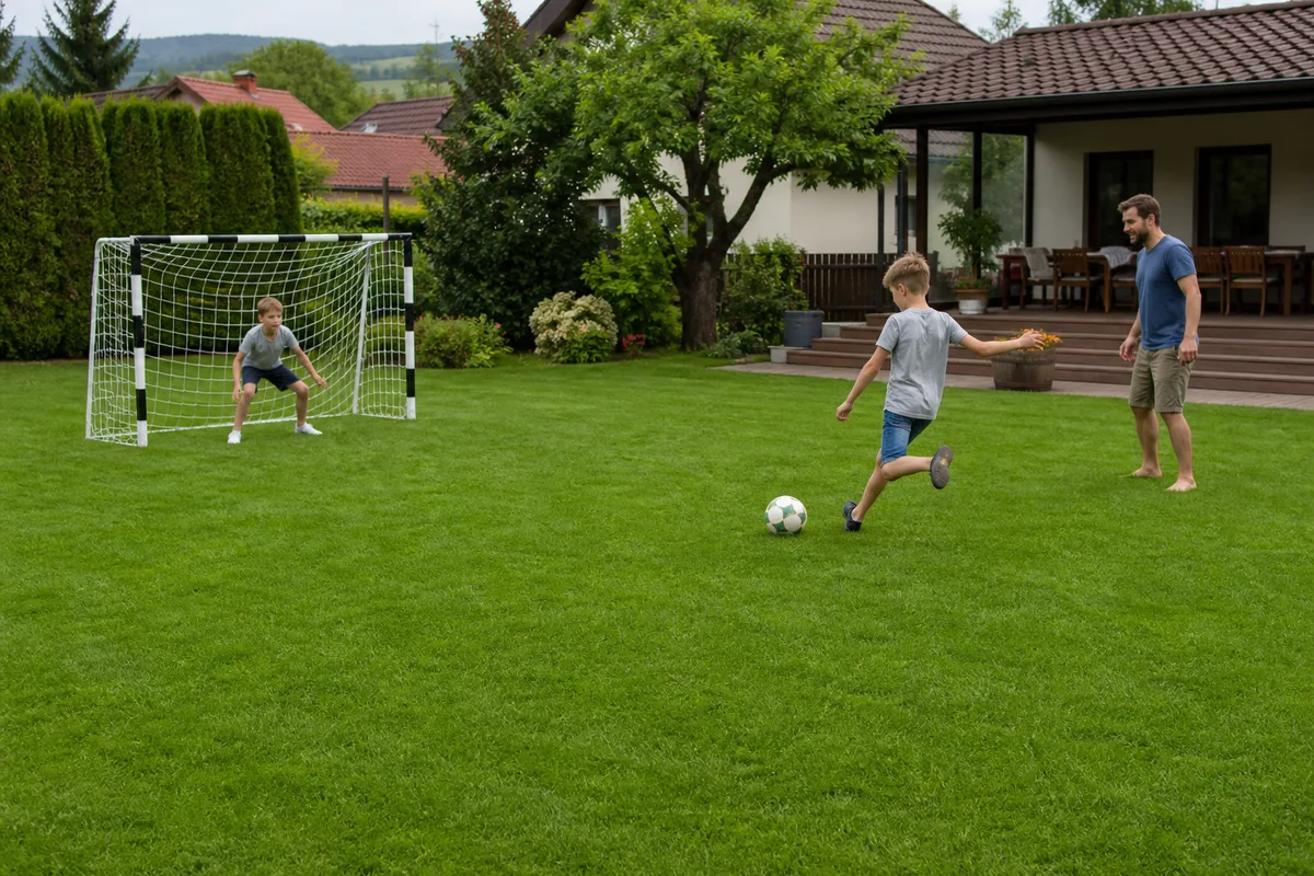 Športový trávnik v záhrade s detským futbalovým bránkou